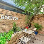 Highly Rated 2 Bedroom Condo With Private Patio & Reserved Parking