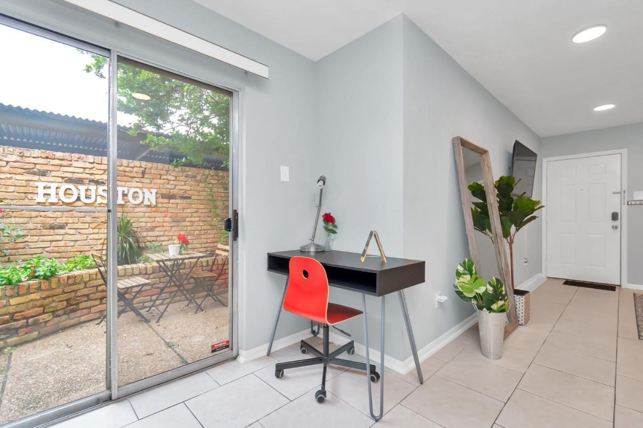 Highly Rated 2 Bedroom With Private Patio & Reserved Parking Houston